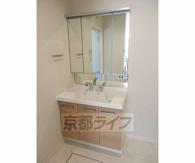 洗面設備　大きな独立洗面台・