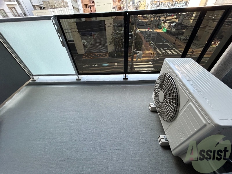 バルコニー　ベランダは洗濯物を干すのに十分な広さがございます。