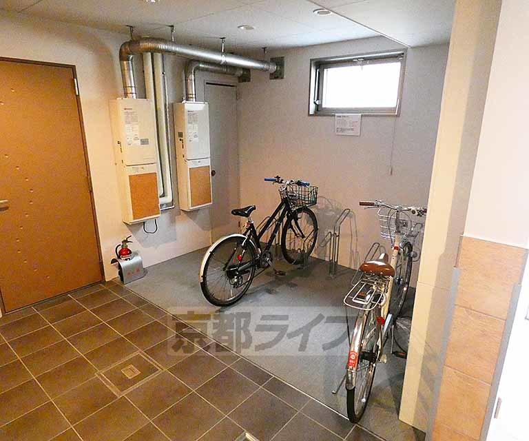 その他共有部分　屋内に駐輪場があるので、盗まれる心配もないですね。