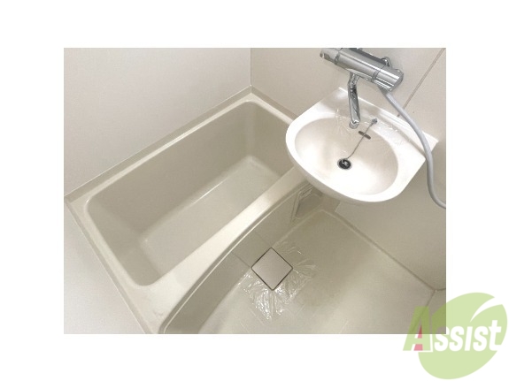 バス・シャワールーム　お風呂はこちら。１人暮らしにはピッタリのサイズ感ですね！