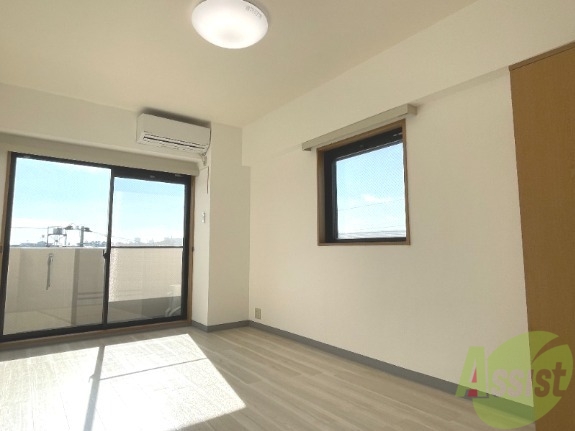 居室・リビング　８帖の洋室です。生活のメインとなる部屋ですね。