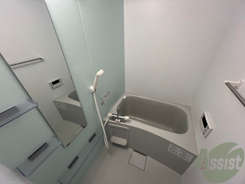 バス・シャワールーム　浴室は追い炊き機能付きになっているのでとても快適です。