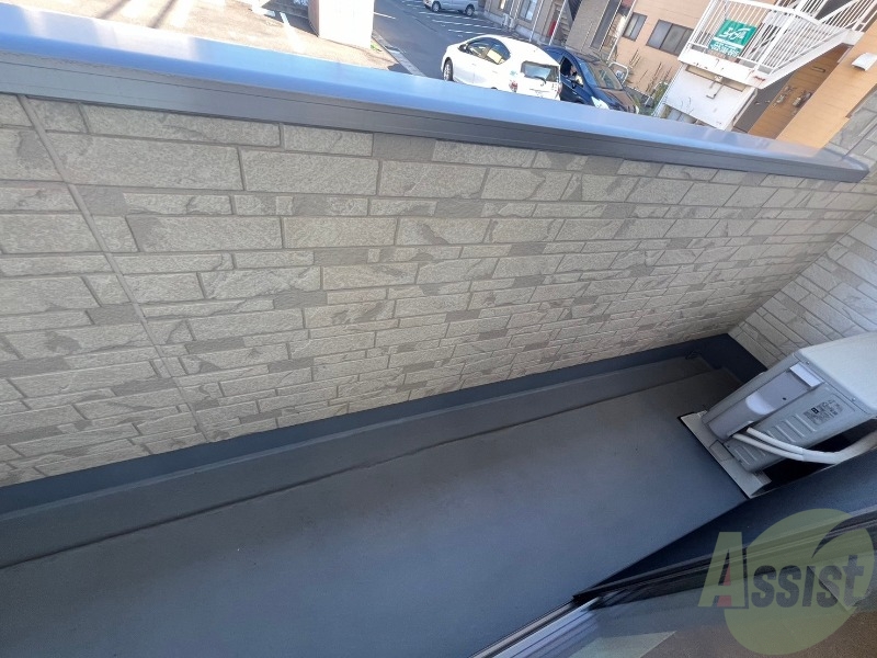 バルコニー　バルコニーは天気の良い日には洗濯物もよく乾きそうですね。