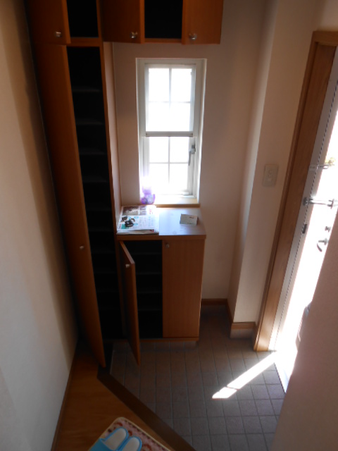 玄関　天井高シューズボックス・玄関フロアに換気採光窓有り