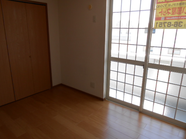 居室・リビング　南面居室（洋室・６．０畳）・エアコン完備