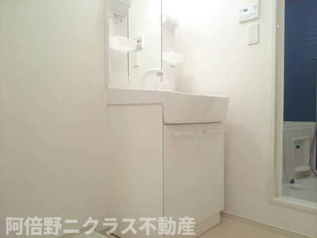 洗面設備　ゆったりとスペースのある洗面所