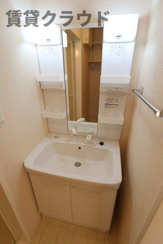 洗面設備　明るい洗面所です