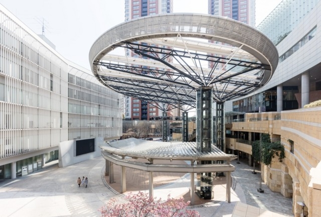 ショッピングセンター　六本木ヒルズ（ショッピングセンター）まで571m