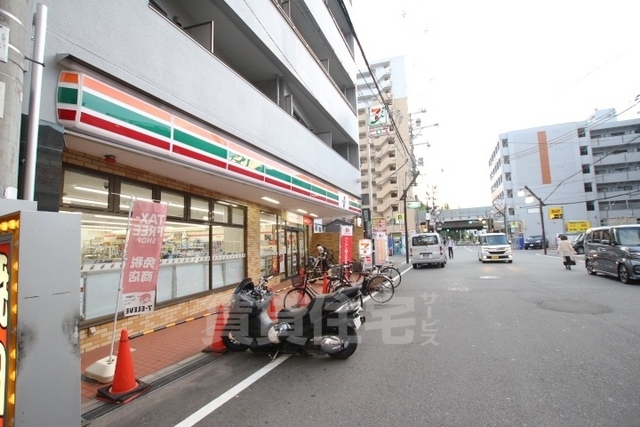 コンビニ　セブンイレブン　十三駅西口店（コンビニ）まで383m