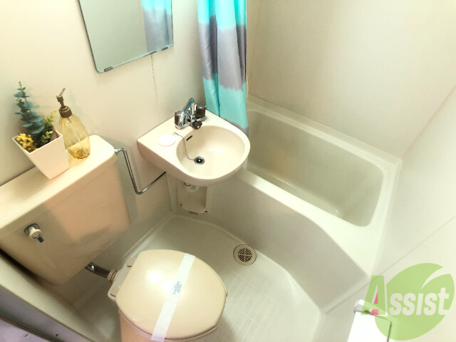 バス・シャワールーム　洗面とシャワー付きのお風呂。一人暮らしならこれでＯＫ。