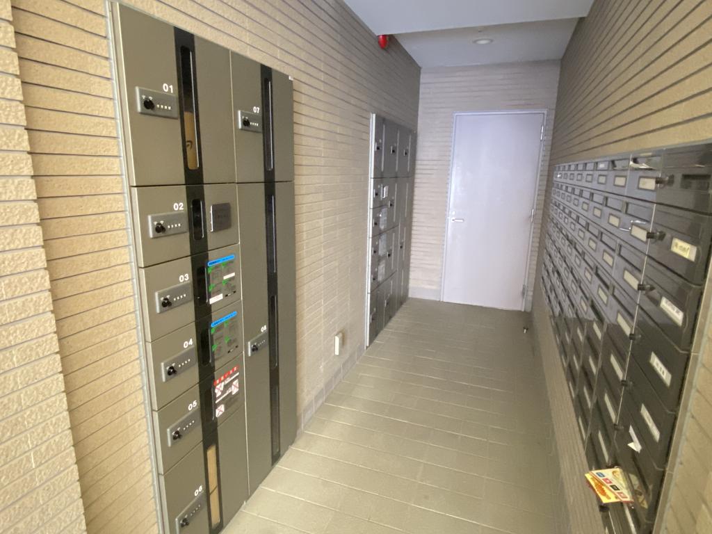 エントランス　便利な宅配ボックス付き！日中不在にしがちな方におすすめです！