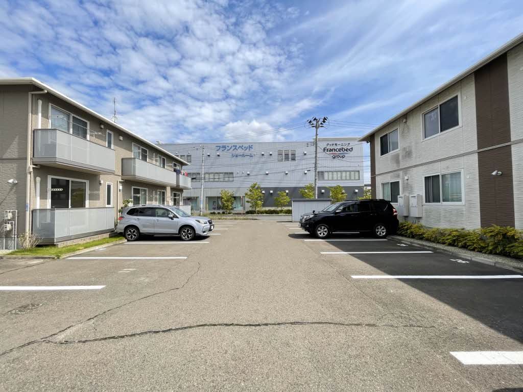 建物外観　駐車場