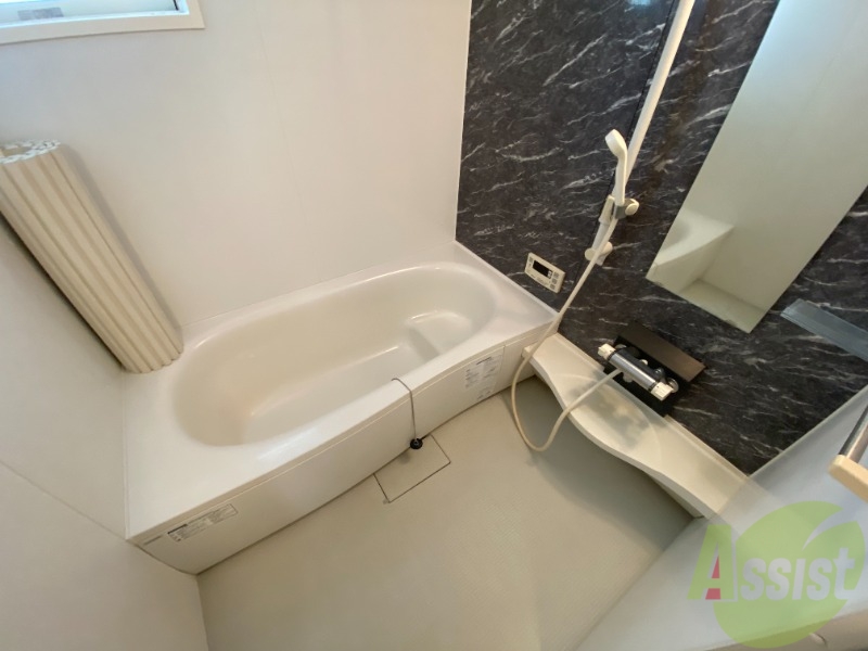 バス・シャワールーム　お風呂は広々としていて、一日の疲れもしっかり取れそう。