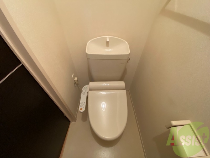 トイレ　内装が白一色で清潔感のあるトイレですね。