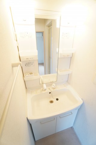 洗面設備　※同物件・反転タイプの写真です。