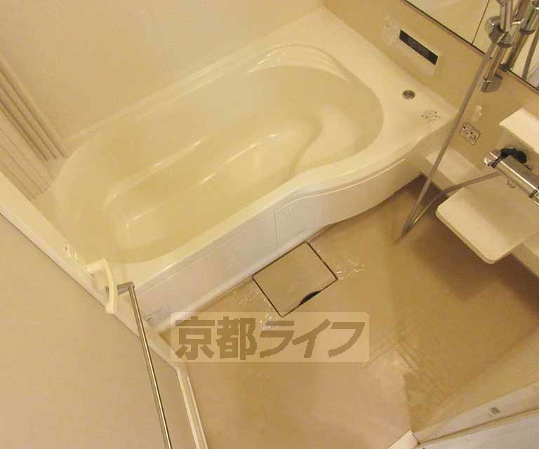 バス・シャワールーム　１坪タイプの大きなお風呂です。