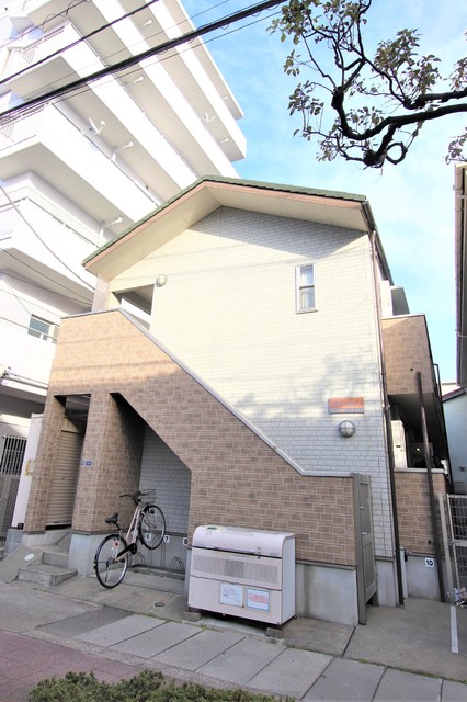 建物外観　二階建て木造アパート