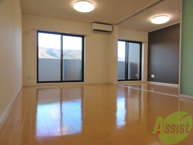 居室・リビング　陽の光が差し込む明るいお部屋は気持がいいですね～
