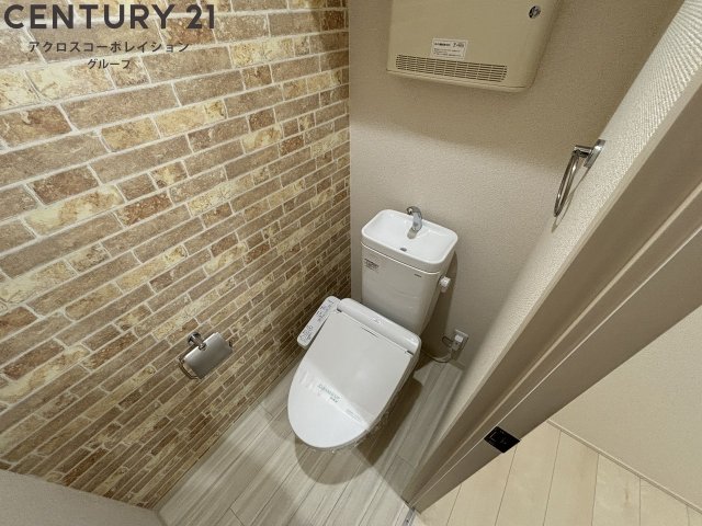 トイレ　温水洗浄便座付きのトイレです♪