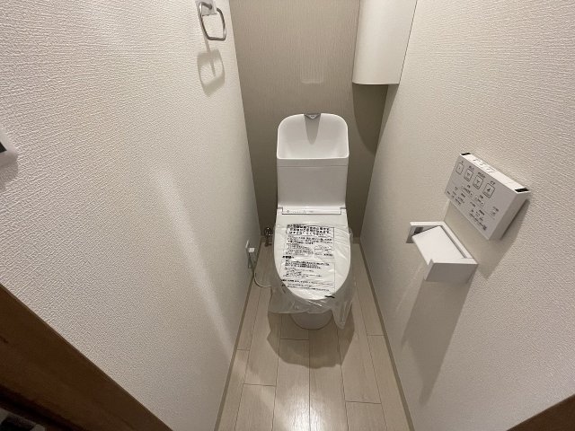 トイレ　温水洗浄便座付きのトイレです♪