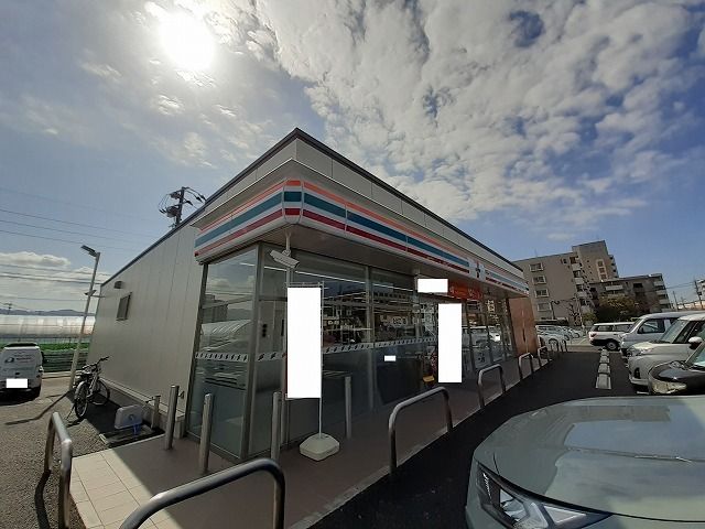 コンビニ　セブンイレブン古賀花鶴1丁目（コンビニ）まで850m