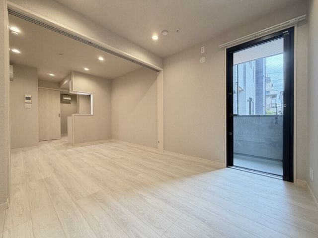 太陽と月の調和 LUNARE元町(たいようとつきのちょうわ ルナーレの居間写真