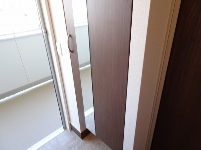 玄関　トールタイプの姿見付シューズボックス