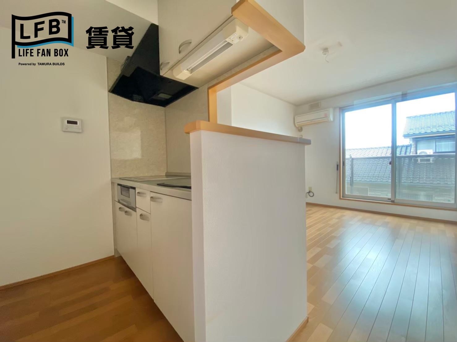 キッチン　※同間取り202号室の室内写真です。壁紙や床の色、仕様が異な