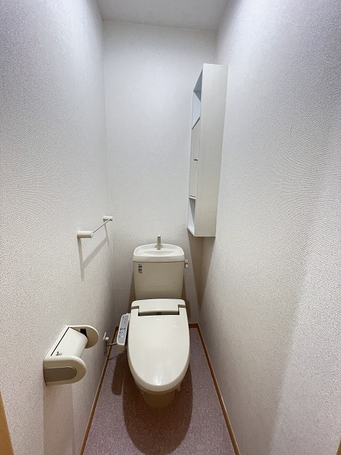 トイレ　落ち着いた色調のトイレです