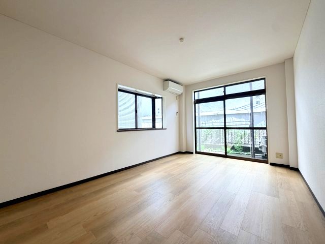 居室・リビング　角部屋・２面採光の洋室