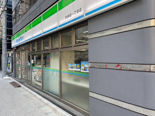 コンビニ　ファミリーマート内神田一丁目店（コンビニ）まで59m