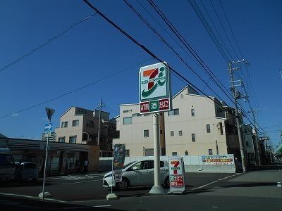 コンビニ　セブンイレブン（コンビニ）まで496m