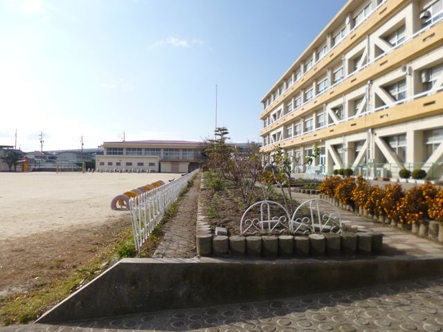小学校　豊山町立　新栄小学校（小学校）まで750m