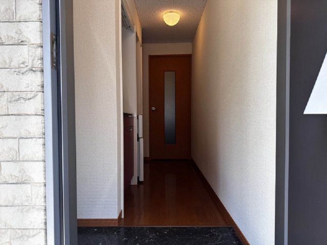 玄関　備品や設備仕様は号室等により異なります現地をご確認下さい。