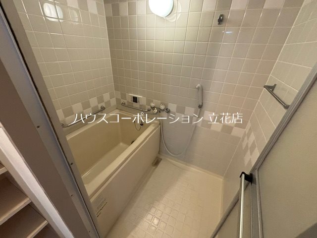 バス・シャワールーム　部屋により内装相違