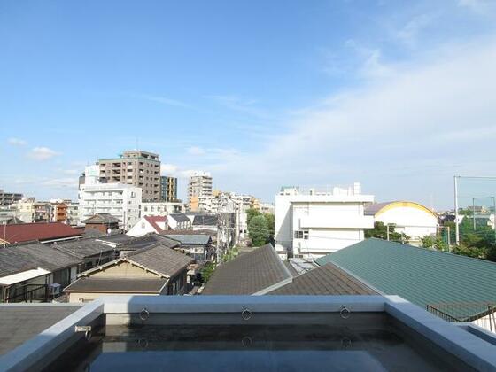 建物外観　東側、周辺に高い建物がないので眺望がお楽しみ頂けます♪
