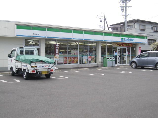 コンビニ　ファミリーマート（コンビニ）まで700m