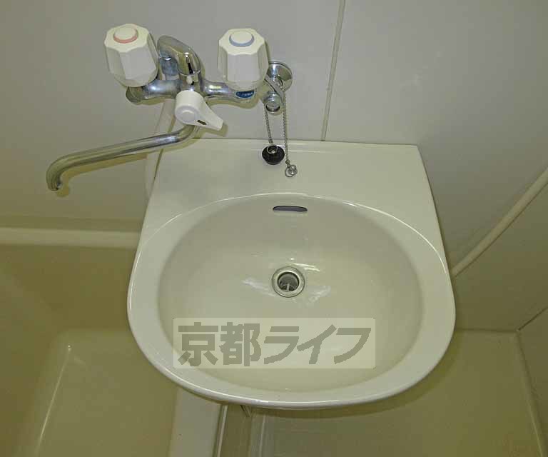 洗面設備　きれいな洗面台です