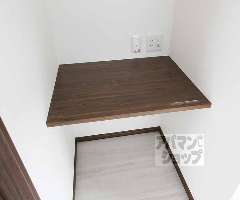 その他設備　パソコンやテレビが設置できますね！