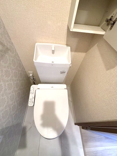 トイレ　トイレは温水洗浄便座付き♪人気のバストイレ別です♪☆小物を置