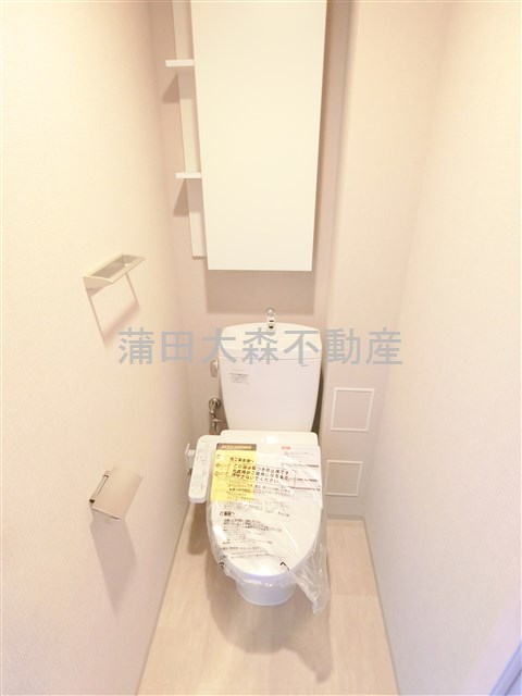 トイレ　棚収納と温水洗浄便座付きのトイレ
