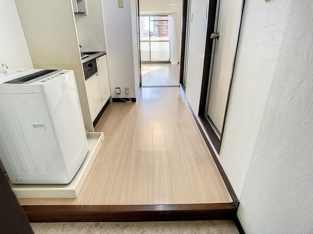 玄関　掲載写真は空室の別部屋を掲載しております。実際のお部屋と仕様