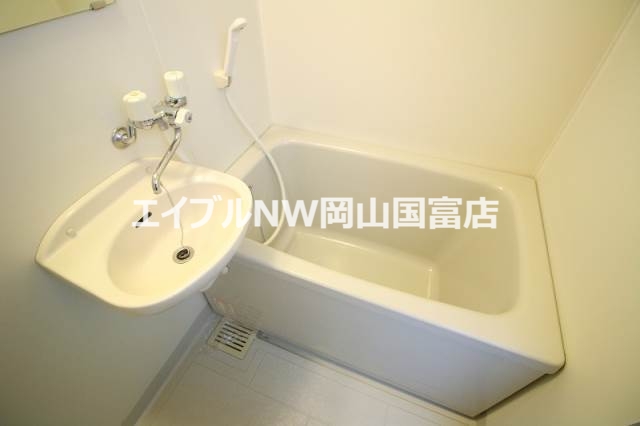 バス・シャワールーム　同物件別部屋の写真です