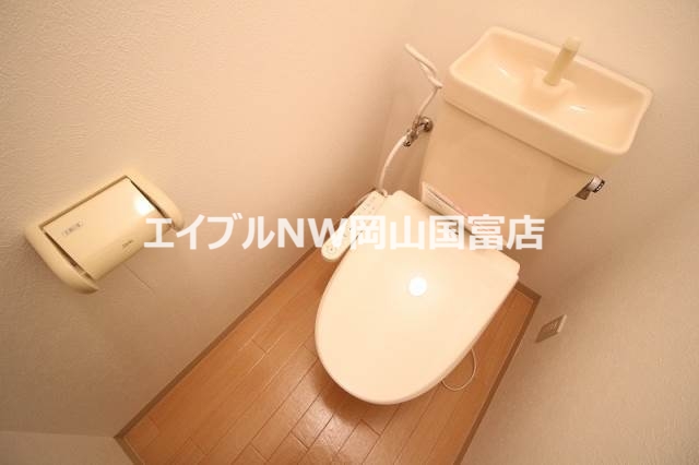トイレ　同物件別部屋の写真です