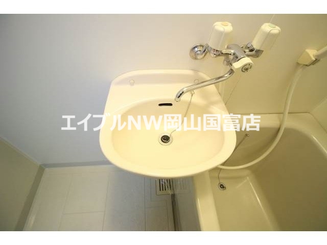 洗面設備　同物件別部屋の写真です