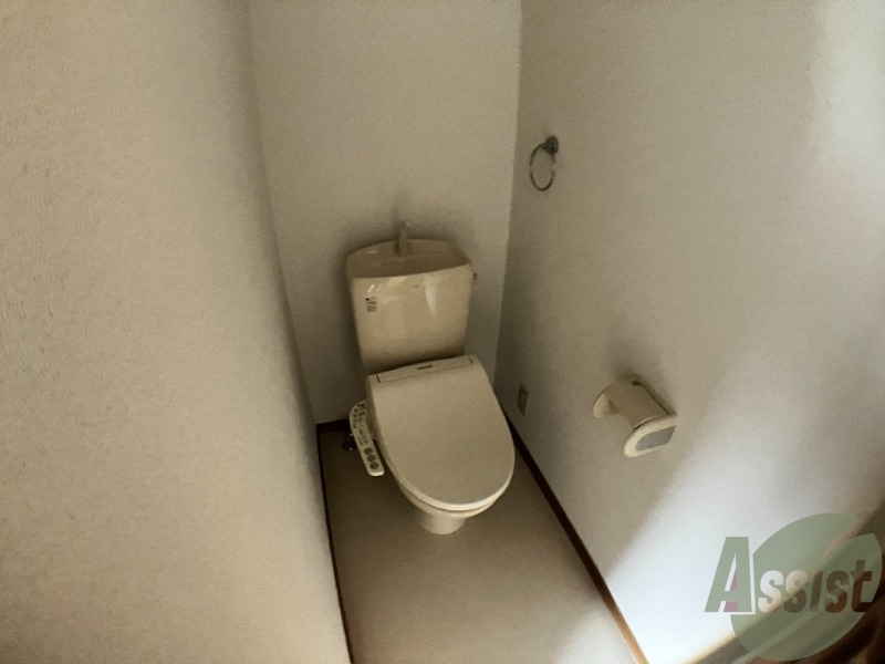 トイレ　トイレはシンプル。ウォシュレット機能付きです。