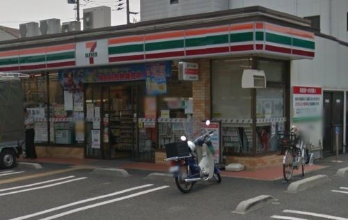 コンビニ　セブンイレブン（コンビニ）まで300m