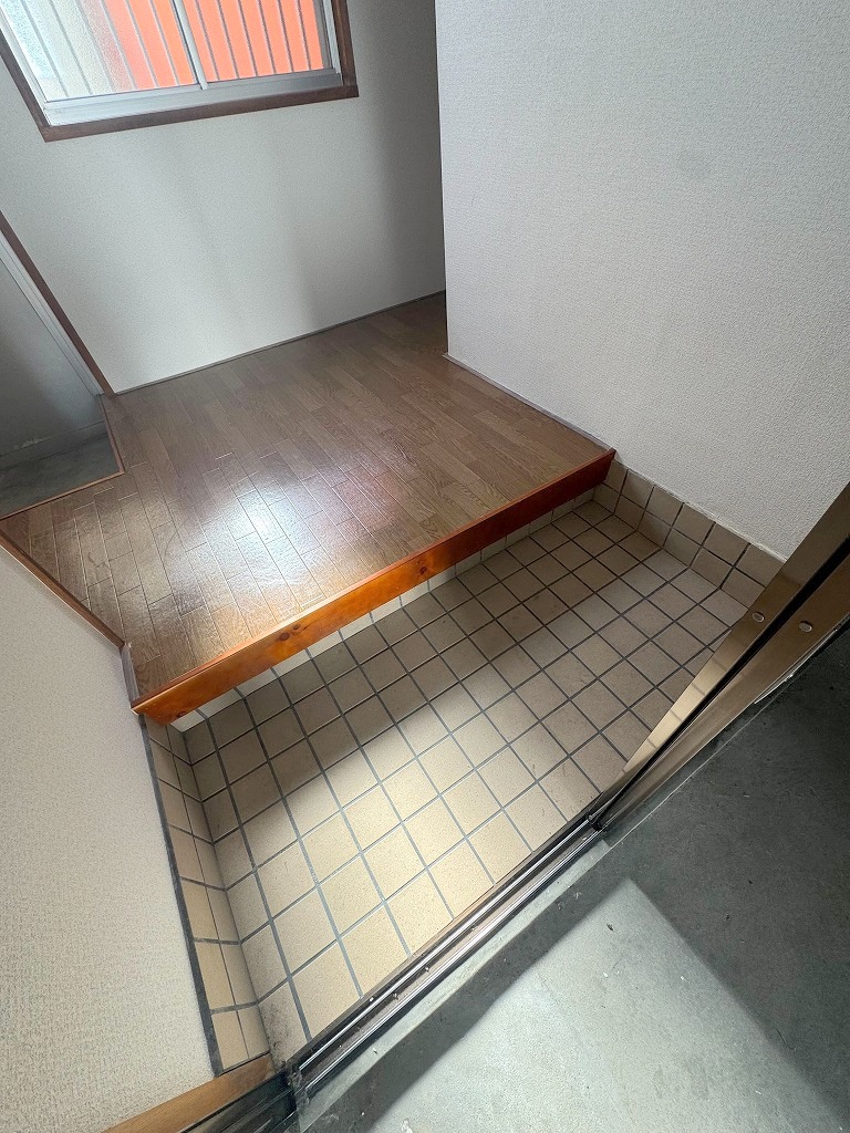 近鉄奈良線 若江岩田駅 徒歩25分 3階建 築40年の玄関写真
