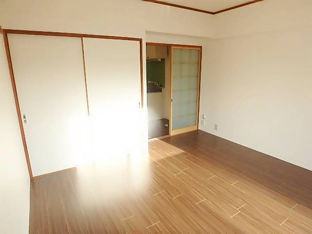 居室・リビング　西向きのお部屋です。