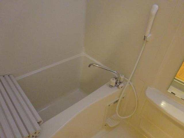 バス・シャワールーム　コンパクトで使いやすいお風呂です